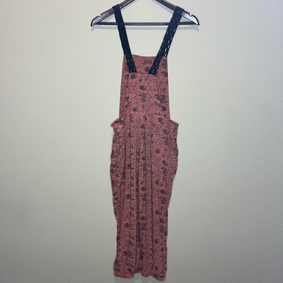 En Creme size medium black & pink capri jumpsuit with crochet straps - Picture 2 of 12